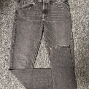 Grå jeans från Replay - Gråa stilrena replay jeans med storlek S