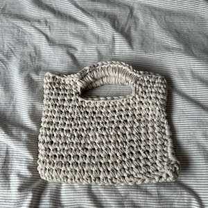 Virkad väska - Egentillverkad virkad väska i ett tjockare garn. Höjd ca 23 cm, längd ca 25 cm
