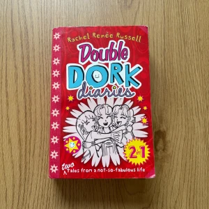 Double Dork Diaries - Säljer boken 'Double Dork Diaries' av Rachel Renée Russell. Denna utgåva innehåller två berättelser i en bok, med en färgglad och rolig framsida. Perfekt för fans av humoristiska ungdomsromaner.