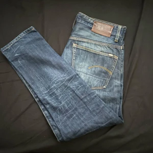 Mörkblå jeansbyxor - Tvär feta g-star jeans i nyskick, passar som 31/32