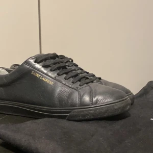 Vita sneakers med ränder och broderad detalj - Snygga vita sneakers och snygga svarta sneakers! 