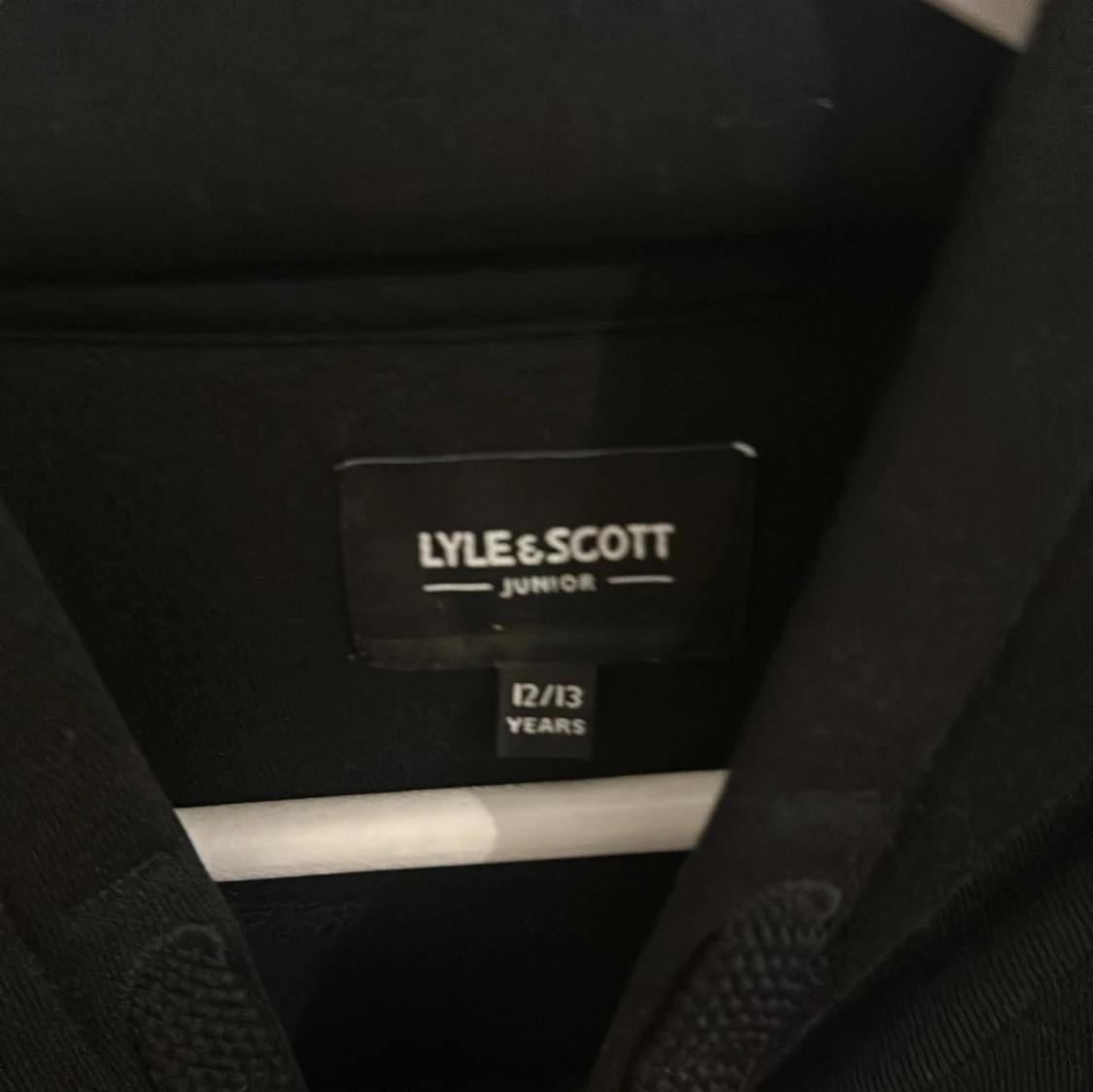 Svart hoodie från Lyle & Scott - 1