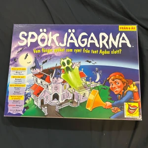 Brädspel Spökjägarna - Spännande brädspel för barn från 6 år där spelarna jagar spöken som rymt från tant Agdas slott. Innehåller spelplan, figurer och tillbehör för att fånga spöken. Perfekt för familjekvällar och äventyr i spökslottet!