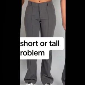 Kostymbyxor från Madlady - Grå kostymbyxa från Madlady med raka ben. Väldigt bra skick