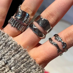 Snygga silverringar från olympia - Snyggt set med flera silverringar i olika unika designer. Ringarna har en modern och stilren look med vågiga och kantiga former. Perfekt för att ge din outfit en edgy touch. Passar bra att bära tillsammans eller var för sig.