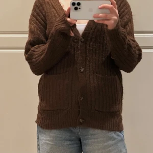 Brun stickad kofta från Jessica Simpson - Mysig brun stickad kofta från Jessica Simpson🤎