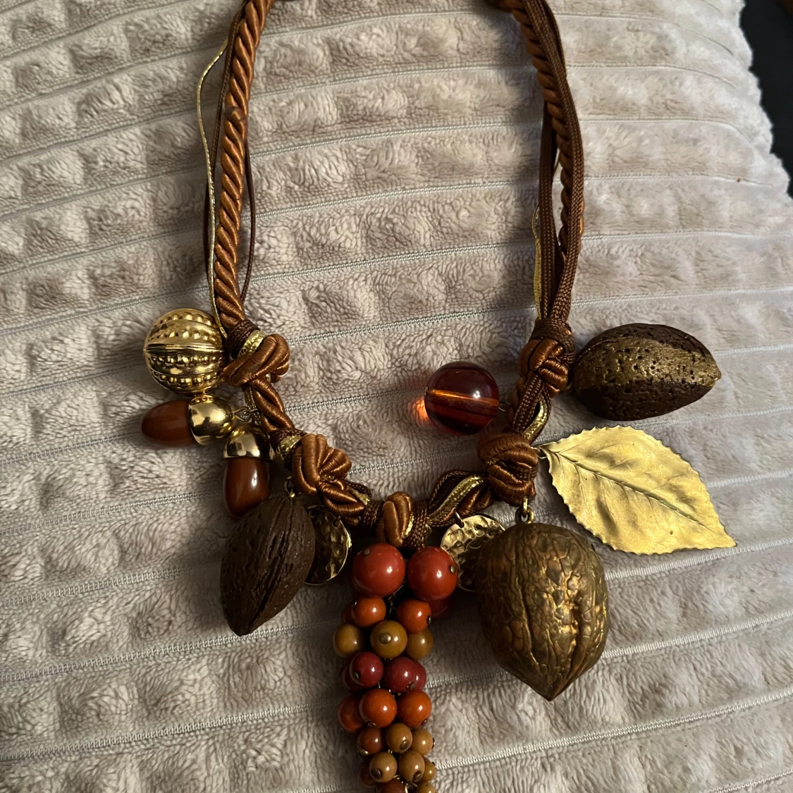 Halsband med höstinspirerade detaljer - 1