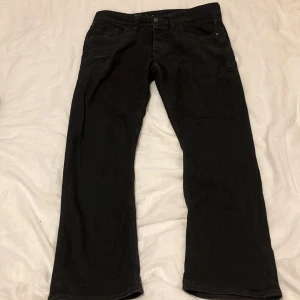 Svarta jeans från Jack & Jones - Använda väldigt lite då jag tyckte dom var lite korta för mig. Inga fläckar eller andra defekter förekommer. Storlek är 33/30. Köpta för 400 kan tänka mig sälja dom för längst 80kr