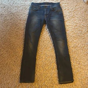 Blå jeans från Nudie Jeans - Snygga blå jeans från Nudie jeans, modell grim Tim , storlek 33, hör av dig vid frågor 