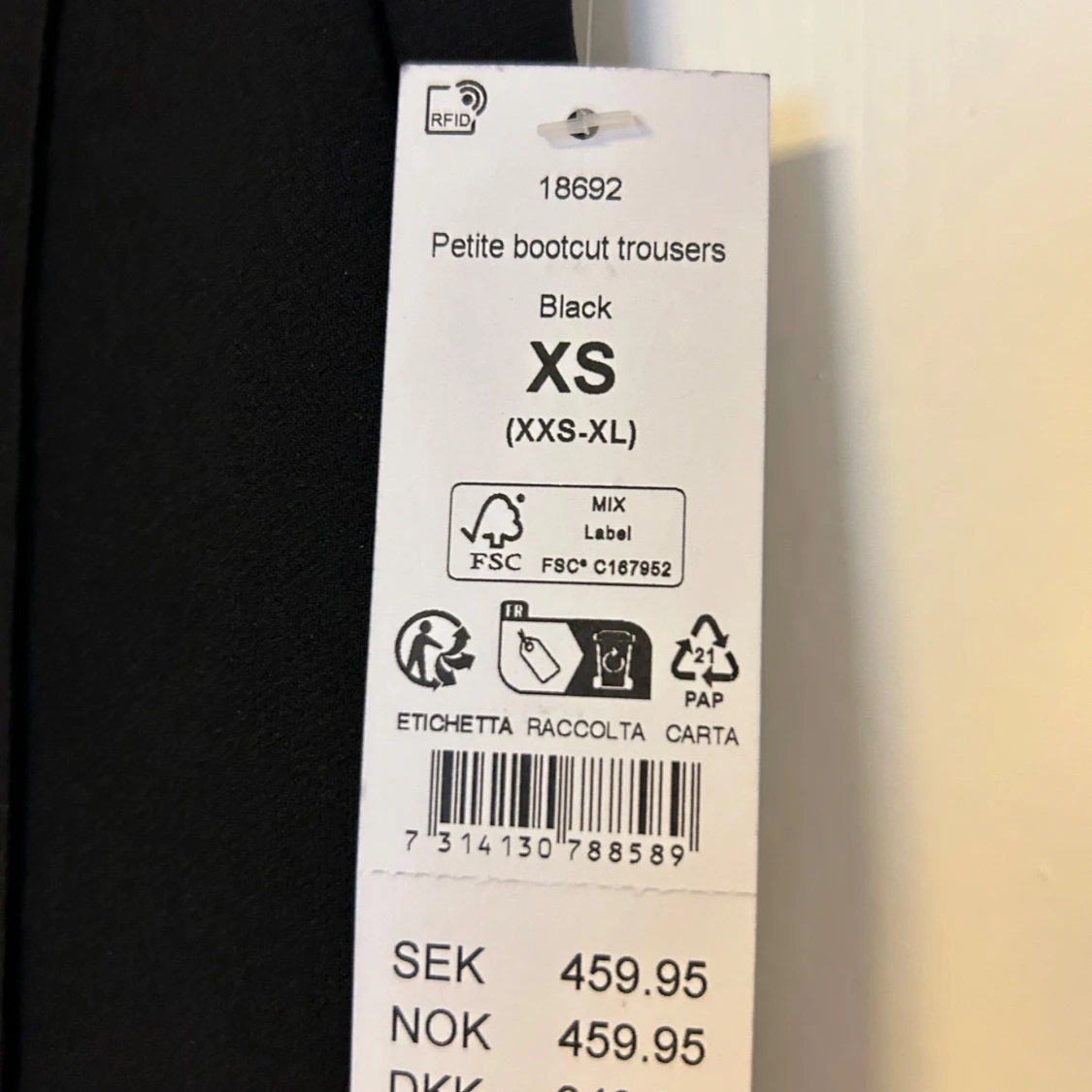Nya jättefina svarta Gina tricot kick flare trousers S byxor kostymbyxor - 1