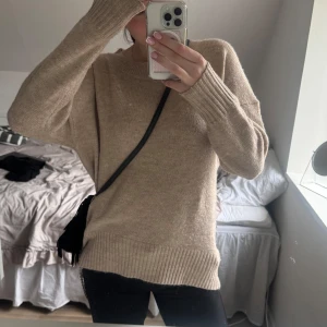 Beige stickad tröja - Stickad beige tröja, jättemjuk och gosig🥰🥰