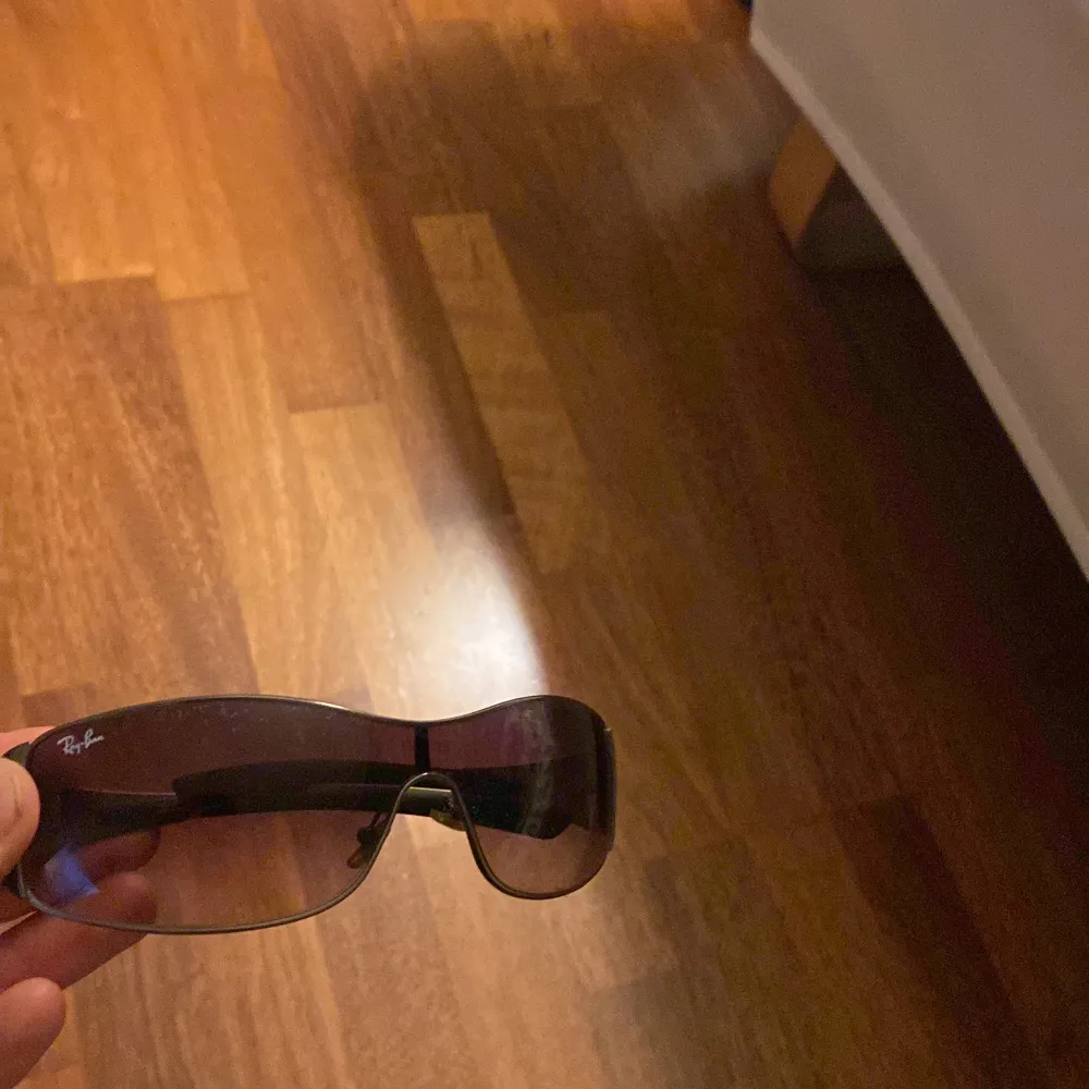 Säljer dessa extremt grisch rayban solglasögon. De är använda lite repiga kommer utan box. Skriv för funderingar mvh Alexander!. Accessoarer.