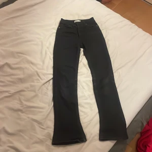 Svarta jeans  - mycket snygga svarta jeans! Säljer då de är för korta för mig! Från ginatricot i storlek 32! 