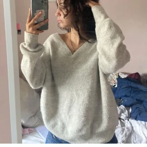 Stickad kofta  - Supersöt v-ringad kofta som passar perfekt till hösten/vintern  fint skick Nypris 159kr