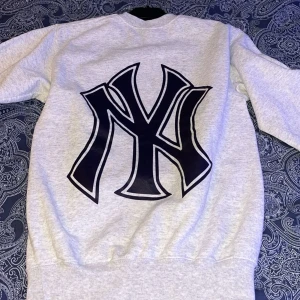 Yankees sweatshirt  - Säljer nu min Yankees sweatshirt från Collagehub som tyvärr krympt i tvätten. Använd fåtal gånger. 