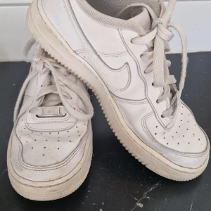 Nike air force - Nike air force 1s. Köpt för ca 3 år sen. I använt skick. Skriv privat om ni vill ha fler bilder. Pris kan diskuteras. Rengörs innan dem skickas.