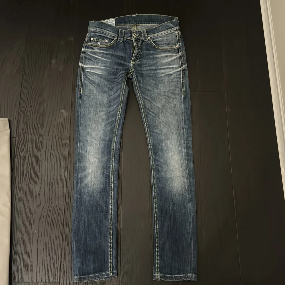 Snygga dondup jeans. Skick 9/10. W28. Nypris 3000. Mitt pris 949. Längd 99, bredd 36.. Jeans & Byxor.