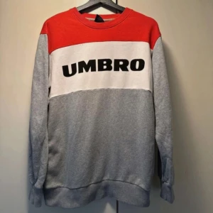 Umbro Hoodie - Den är i bra skick och redo för nya äventyr! Se bild för eventuella lösa trådar, den är inte trasig utan är sydd så. #umbro #hoodie #menswear #shirt #träningströja