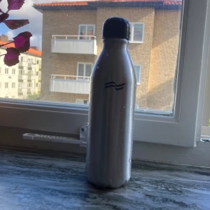Vattenflaska/termos stål  - Rymmer 750 ml. Håller drycken kall/varm. Köpt på vings hotel. Använd under en . 