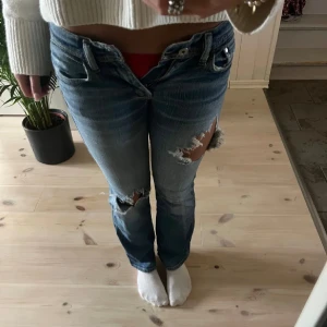 Lågmidjade deisel jeans - Säljer dessa skitsnygga lågmidjade vintage diesel som tyvärr var för små. Är i storlek 26 och säljer för 600 eftersom det är diesel som är ett dyrare märke, kom privat för fler funderingar💞