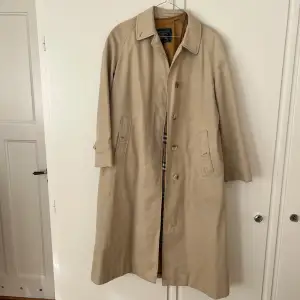 Säljer min äkta Burberry trenchcoat i fint skick❣️ Passar en storlek M eller en person som är ca 165-170 cm lång. Den är nyss kemtvättad❣️