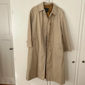 Burberry trenchcoat M - Säljer min äkta Burberry trenchcoat i fint skick som är inköpt på NK❣️ Nypris ca 22 00 kr❣️ Passar en storlek M eller en person som är ca 165-170 cm lång. Den är nyss kemtvättad❣️