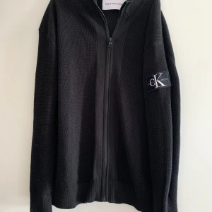 Calvin Klein kofta  - Calvin Klein kofta  stl M  Inköpt aug -24 för 1399 kr  Använd ett fåtal gånger 
