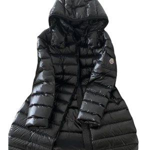 Moncler kappa - Säljer en jättefin äkta  Moncler kappa i stl s med några år på nacken, köpt på NK i Stockholm och som är riktigt varm o skön, använd men i bra skick. 4500kr Pris kan diskuteras vid snabb affär!