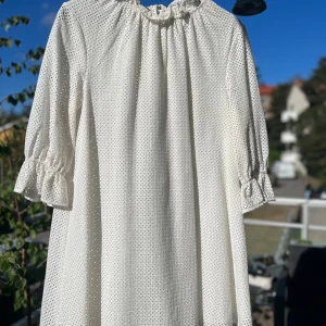 Vit klänning med volangdetaljer - Vit klänning med volangdetaljer vid halsen och ärmsluten. Klänningen har trekvartsärmar. Underklänning finns så man ser inte igenom spetsen. Stl 38. Hämtas på Hägerstensåsen eller ök 🤍✨