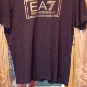 Ea7 guld t shirt  - fin t shirt i bra skick utan skador, sparsamt andvänd. pris 300