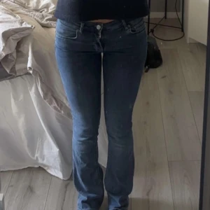Zara jeans  - Säljer ett par Sara jeans i storlek 34. Helt i nyskick 