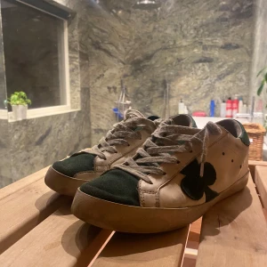 The Gallerist - Säljer ett par coola sneakers från The Gallerist. Skorna är sjukt sköna, och liknar goolden goode! Box följer med och skorna är i storlek 40. Tar emot byten i Stockholms området!