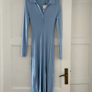 Ljusblå stickad klänning Adoore stl 44 - Aldrig använd - prislapp kvar