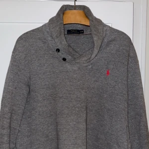Ralph Lauren Kofta - Säljer denna kofta nu då jag inte använder den så mycket Storlek M Perfekt för hösten och grymt skick 