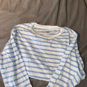 Tunn tröja - En tunn långärmad tröja, inte magtröja utan en vanlig längd tröja. Köpt på lager 157 och använd få gånger. Stl M 🌸