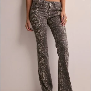 Nelly lågmidjade jeans💫💫 - Så snygga leopard mönstrade Lågmidjade jeans! Inga defekter💕💕Från Nelly, nypris 699kr😇😇