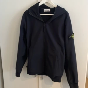 Stone Island jacka - Riktigt snygg Stine Island softshell jacka som säljs då jag inte använder den mycket, utmärkt skick storlek M Obs scanna qr koden innan ni köper