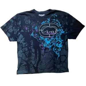 Ecko Unltd tshirt  - Fetaste ecko unltd T-shirt i storlek xl men jag har croppat den lite kan skicka bild på hur den sitter på. Bra skick på tröjan 🔥