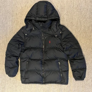 Ralph Lauren jacka - Mkt fin Ralph Lauren vinterjacka. Mörkblå. Juniorstorlek XL (strl 163-174)