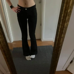 lågmidjade bootcut jeans - Svarta lågmidjade bootcut jeans från zara. Inga defekter, bra skick, storlek 32 men passar mig som brukar ha S/34