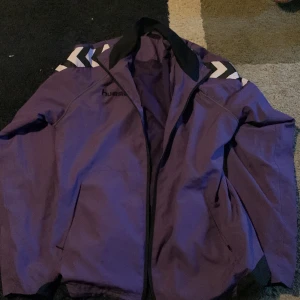 Vintage vindjacka - Vindjacka knappt använd. Passar väldigt bra om man är ute och tränar väldigt mycket