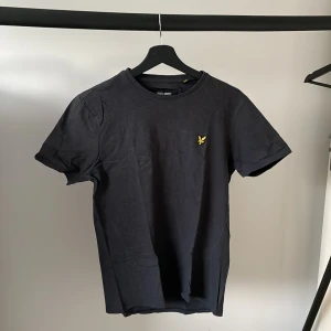 Mörk grå t-shirt från Lyle & Scott - Säljer en stilren jätte mörk grå t-shirt från Lyle & Scott. När bilderna visar färgen tydligt! 