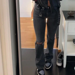 Gina tricot jeans - Säljer mina jeans från Gina som är i storlek 40 men sitter som 38. Inga defekter. 