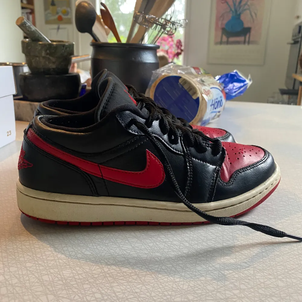 Air Jordan 1 low bred sail. Skor.