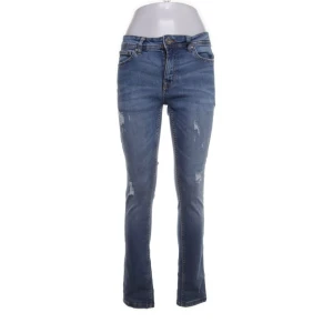 Jeans  - Skit snygga jeans men tyvärr för små på mig🥲, I ett bra skick! Storlek 29 men passar mig som har storlek 26 annars! Midjemått: ung 74 cm. Innerbenslängd: ung 78cm, skulle säga att det är LÅGMIDJADE! SNYGGA SLITNINGAR! KÖP! BILLIGT! 👅🐆