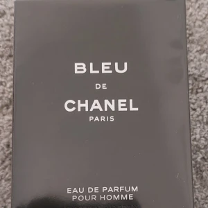 Bleu de chanel 100ml - Hej säljer nu min helt nya bleu de chanel edp 100ml. Parfymen doftar väldigt fräscht och gott med sina citrus noter.  Hör av er vid frågor pris är fast. mvh