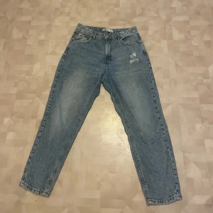 Jeans - Jättesköna jeans i ”mom jeans” modell💗 Säljer pga inte min stil längre. Köpta på Hm för ca 3/4 år sedan men knappt använda, inga märkbara slitningar.🥰 Nypris 350kr☺️