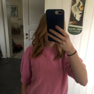 Stickad T-shirt  - Rosa stickad T-shirt 🩷