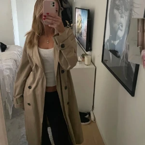 Trenchcoat  - Superfin trenchcoat i jättebra skick