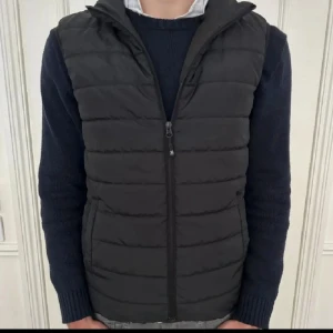 Väst - Säljer nu min svarta väst,  Märket är X-trail Storlek är herr small Bra skick 8/10  Om du någon fundering, fråga eller prisförslag snälla skriv till mig